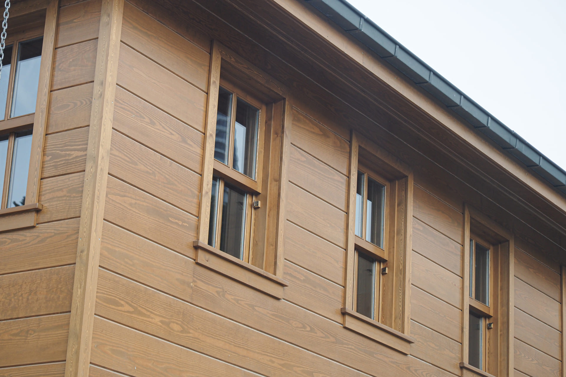 close-up-of-siding-and-windows-on-traditional-house-exterior
